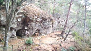 高熊山の岩窟の右側に蟇岩がある。平成30年（2018年）12月撮影。